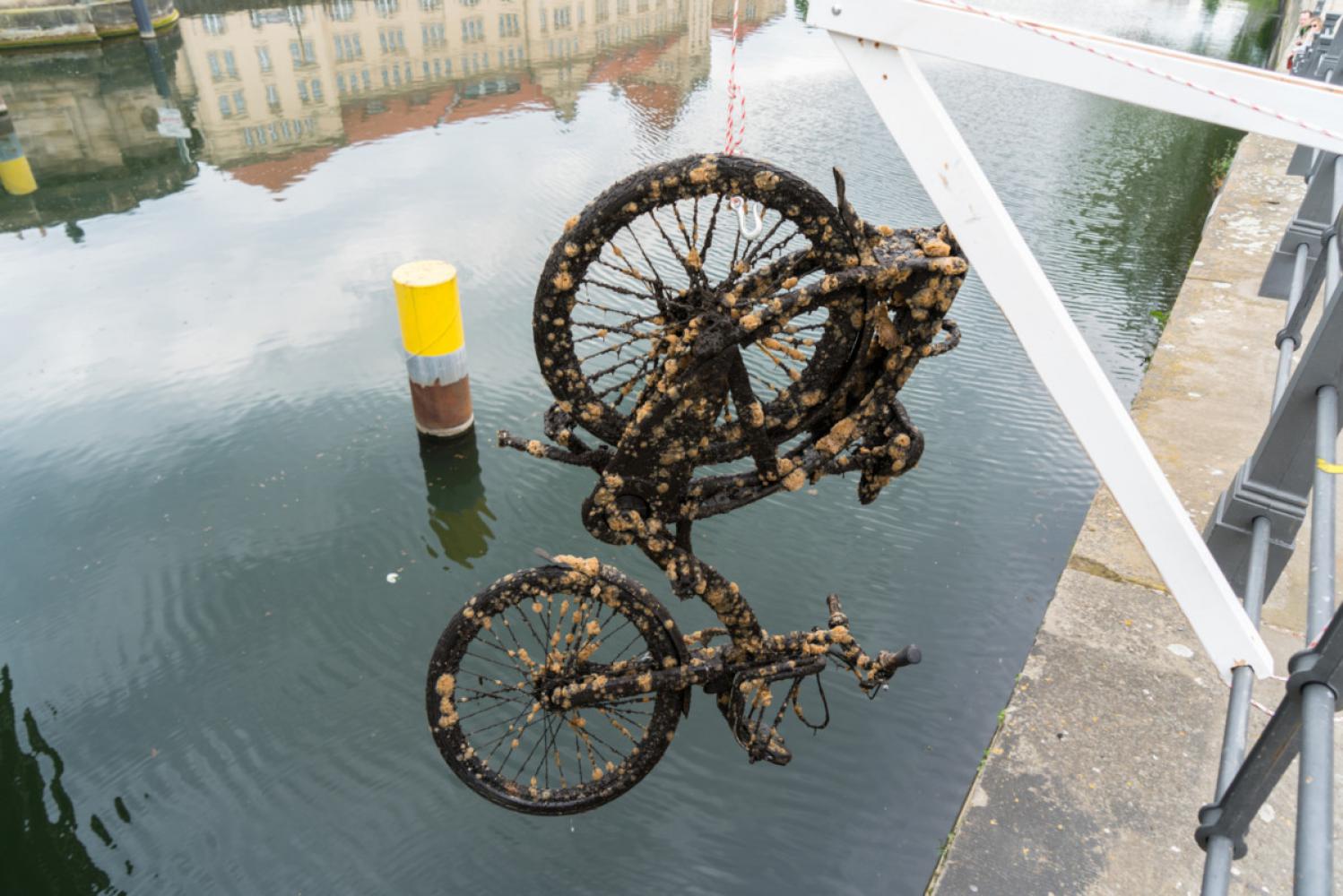 Eines der aus der Spree geborgenen Fahrräder am Bodemuseum auf der Berliner Museumsinsel