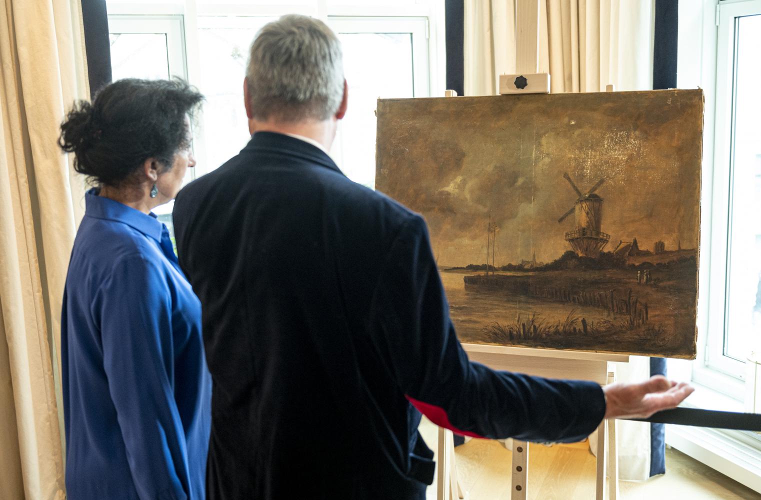 Kaufinteressenten vor dem von seiner Echtheit her umstrittenen Van-Gogh-Gemälde, das vom Auktionshaus Dechow in Hamburg versteigert werden soll