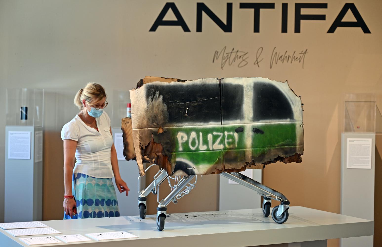 Einen Einkaufswagen als Symbol für die Eskalation der Silvesternacht in Leipzig-Connewitz stellt die Gruppe Peng!Collective unter dem Titel "Antifa - zwischen Mythos und Wahrheit" in den Kunstsammlungen Chemnitz aus