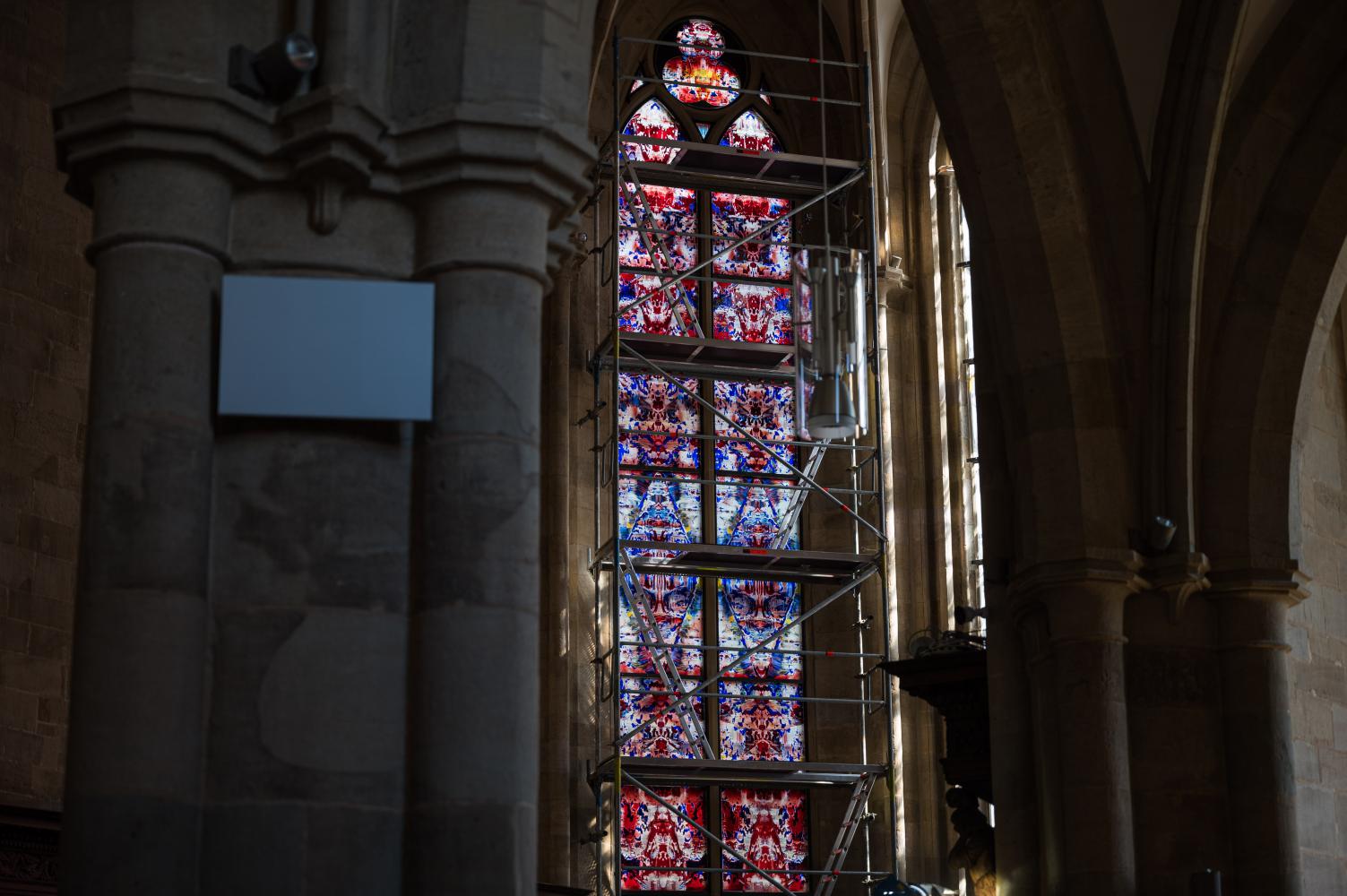 Das erste der drei von Künstler Gerhard Richter gestalteten Chorfenster wurde in die Abtei im saarländischen Tholey eingebaut