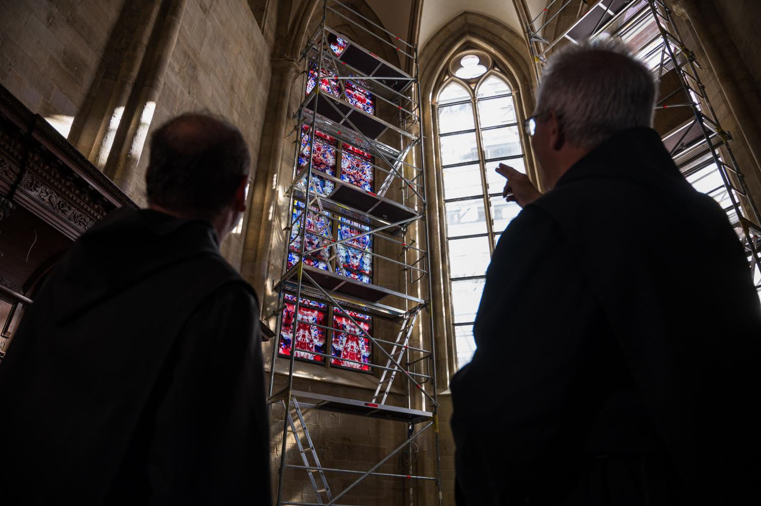 Abt Mauritius Choriol (l.) und Bruder Wendelinus schauen nach dem ersten der drei von Künstler Gerhard Richter gestalteten Chorfenster