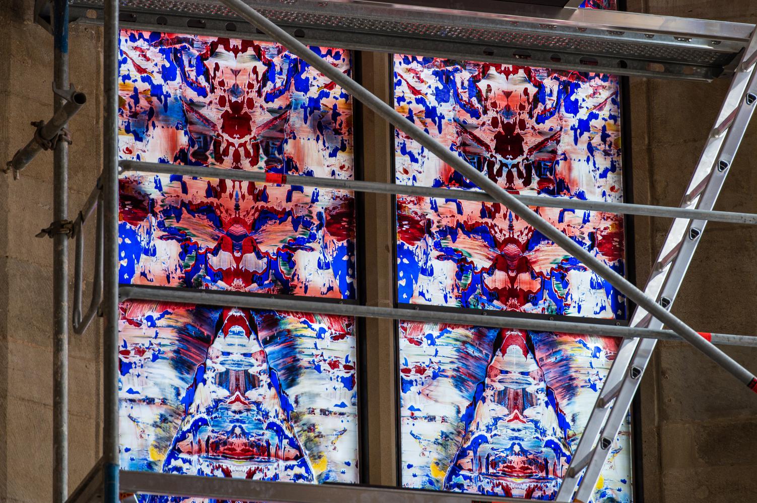 Das erste der drei von Künstler Gerhard Richter gestalteten Chorfenster wurde in die Abtei im saarländischen Tholey eingebaut