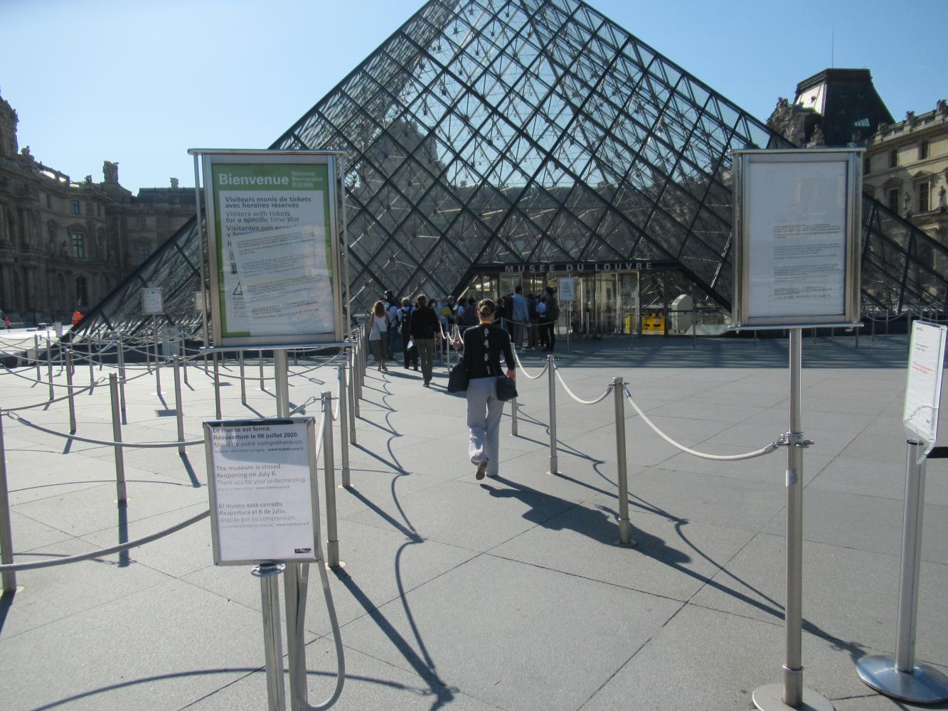Mit Absperrungen und Anweisungen ist der Weg zum Eingang des Pariser Kunstmuseums Louvre geregelt