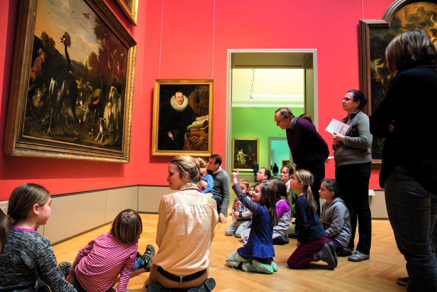 Kinder bei Besuch im Kunstmuseum 