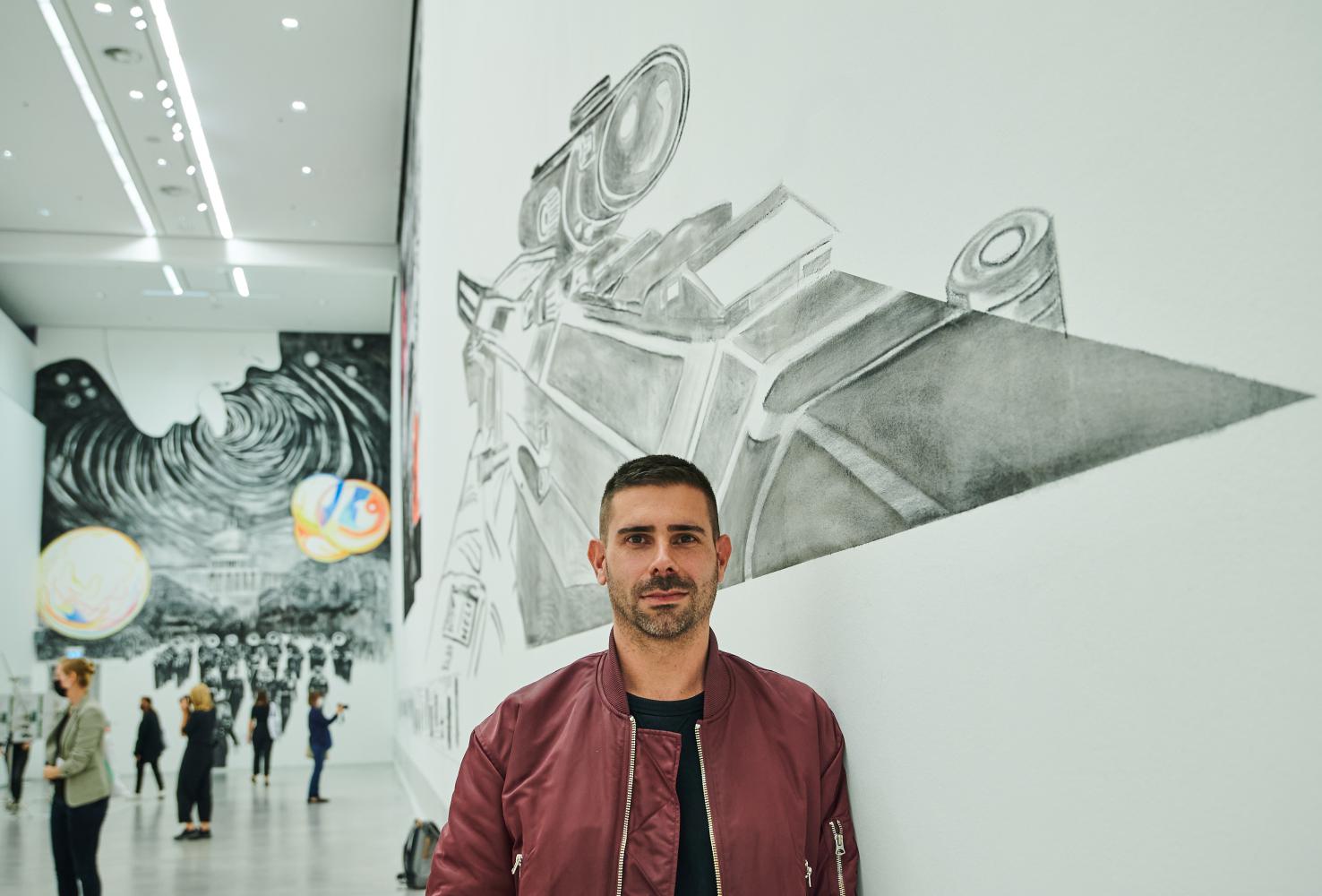 Der Künstler Marc Bauer vor einer seiner Zeichnungen zum Thema "The Blow-up Regime" in der Berlinischen Galerie