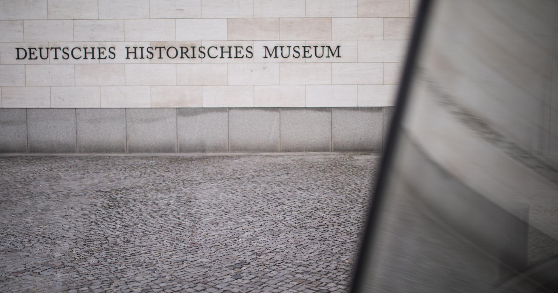 er Eingang des Deutschen Historischen Museums (DHM) in Berlin