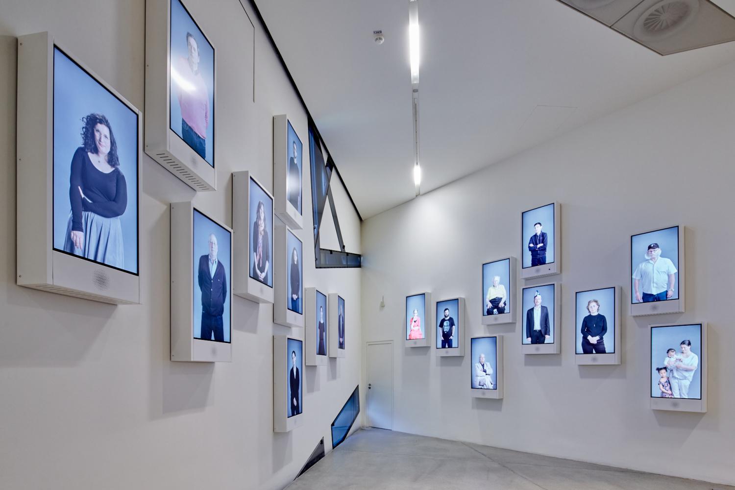 Blick auf die Installation "Mesubin" von Yael Reuveny und Clemens Walter am Schluss der Dauerausstellung; Jüdisches Museum Berlin