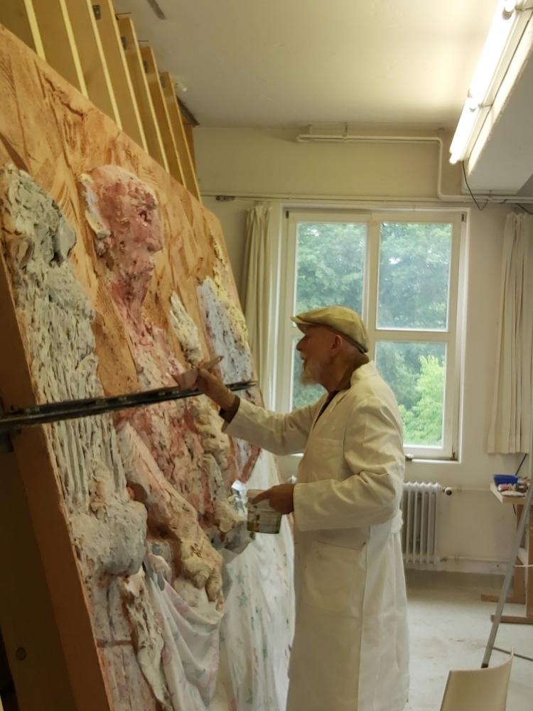 Markus Lüpertz im Majolika Atelier beim Bemalen des ersten Kunstwerkes im Mai 2020