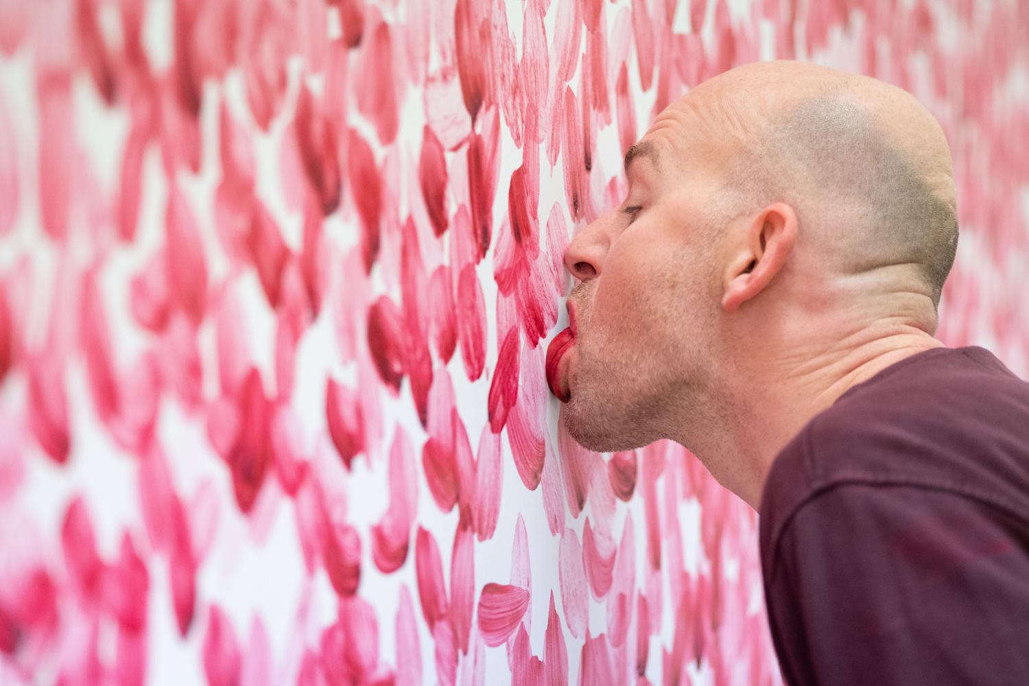 Benjamin Houlihan, Künstler, malt sein Bild im Kunstmuseum Wolfsburg mit der Zunge