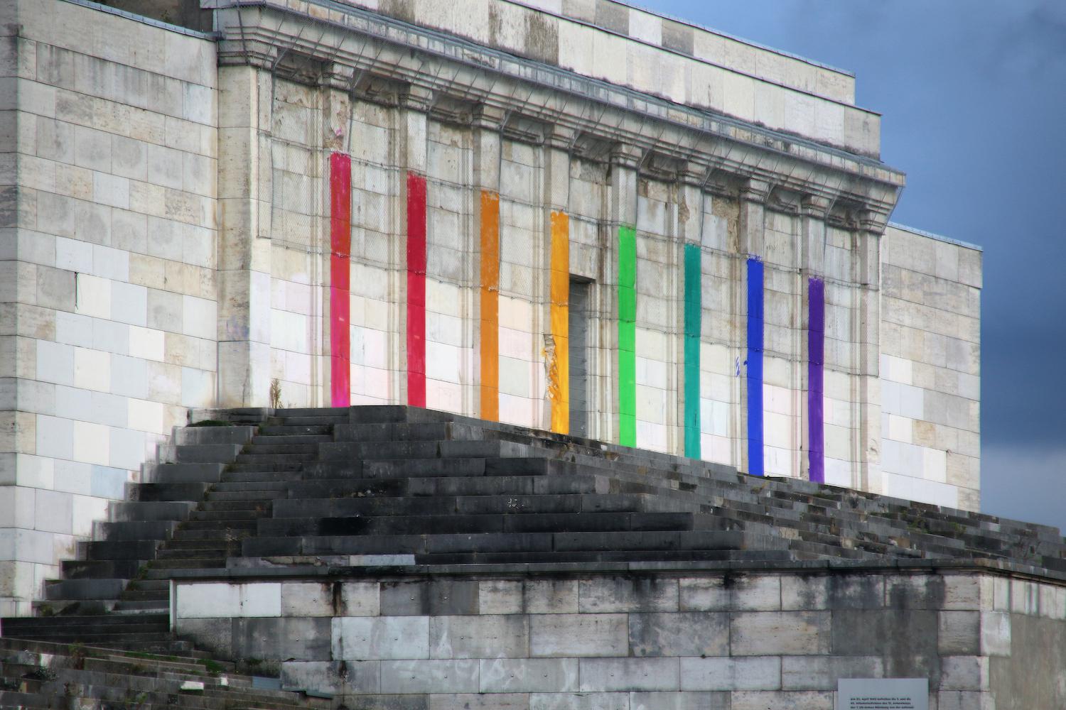 In bunten Farben wurde die histrorische Steintribüne auf dem ehemaligen Reichsparteitagsgelände angemalt
