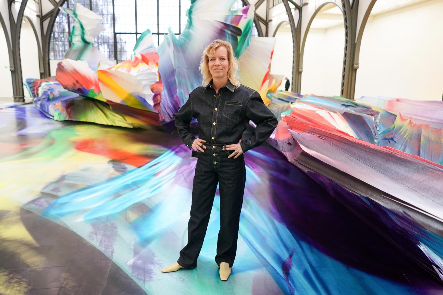 Die Künstlerin Katharina Grosse steht vor ihrem Kunstwerk "It Wasn’t Us" im Museum Hamburger Bahnhof. Im Jahr 2020 verzeichnete ihr Namen den größten Anstieg beim Suchvolumen unter allen Künstlerinnen und Künstlern