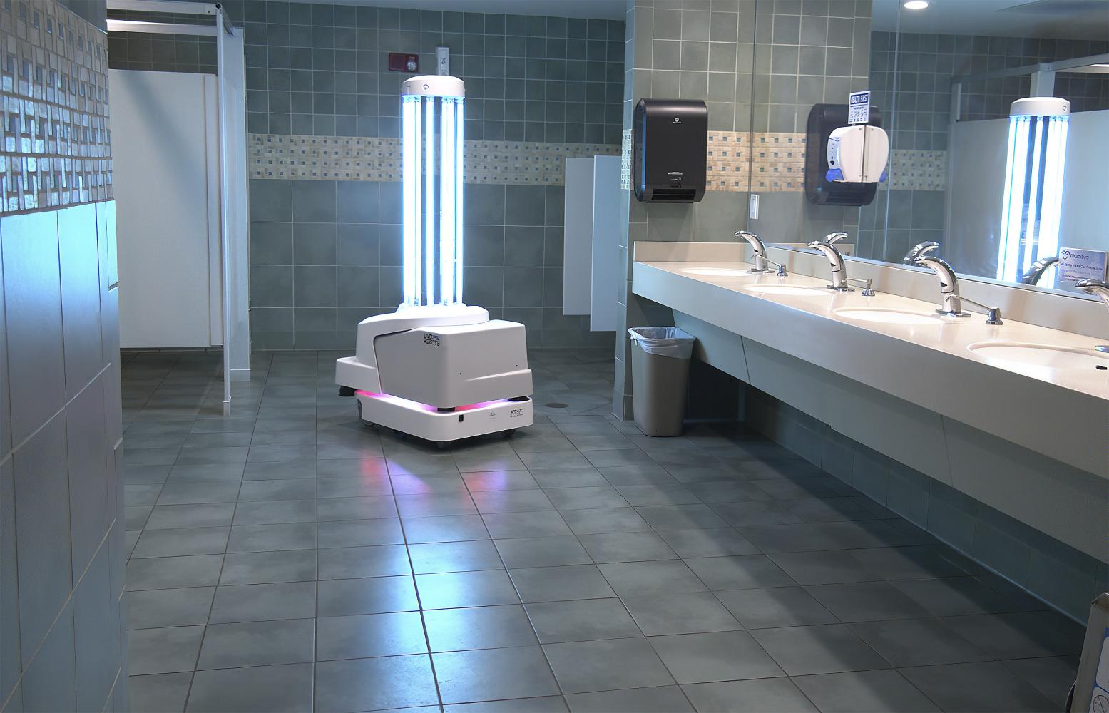 Ein Roboter, der ultraviolettes Licht ausstrahlt, rollt durch die Herrentoilette am Key West International Airport in Florida