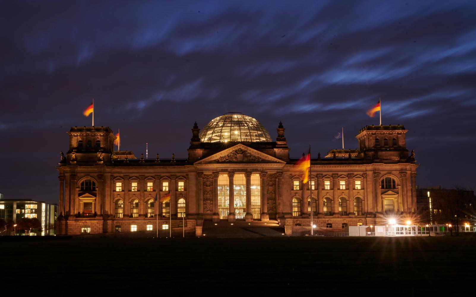 Wolken ziehen am frühen Morgen über das Reichstagsgebäude hinweg, 2020