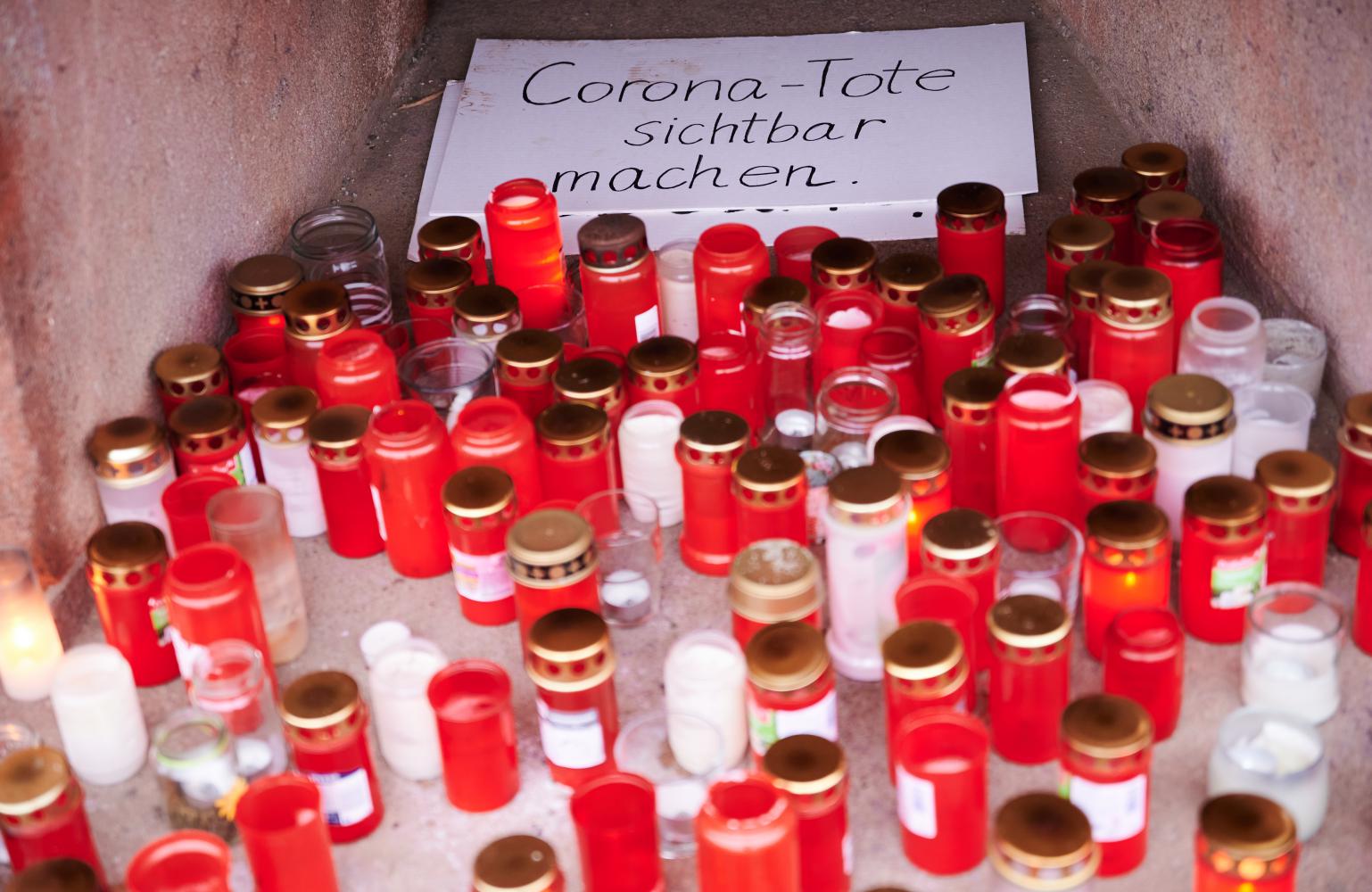 Gedenkaktion der Initiative "Corona-Tote" sichtbar machen im Prenzlauer Berg in Berlin