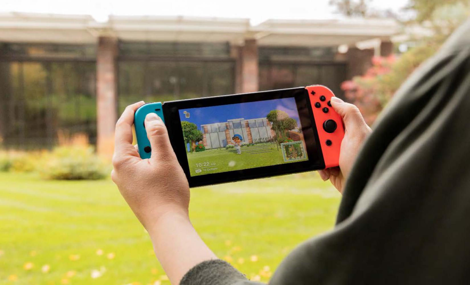 Nintendo Switch Konsole mit dem Spiel  "Animal Crossing: New Horizons"