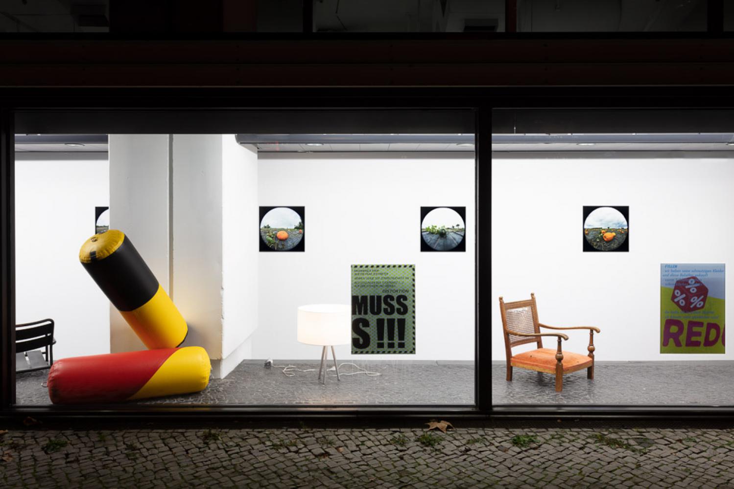 Schaufensteransicht bei Efremidis in Charlottenburg: Gerry Bibby, Emanuel Rossetti, Marte Ekanes