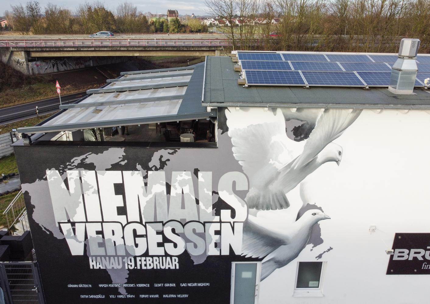 Ein riesiges Wandgemälde des Künstlerkollektivs "Kollektiv ohne Namen" erinnert im hessischen Bruchköbel an die Opfer der rechtsextremen Mordanschläge von Hanau