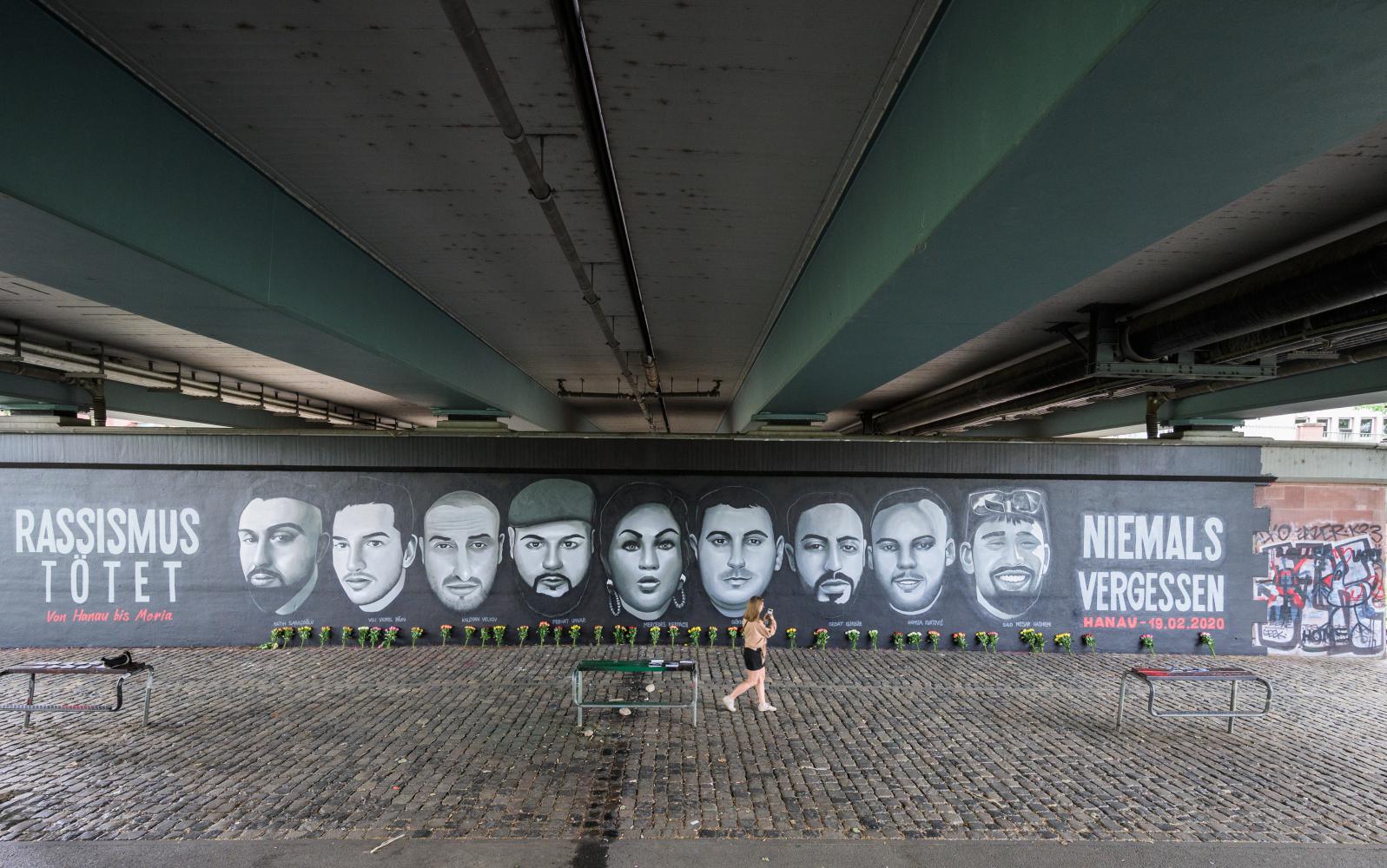 Ein Wandgemälde unter der Friedensbrücke in Frankfurt am Main erinnert an die Opfer des rechtsextremen Terroranschlags von Hanau
