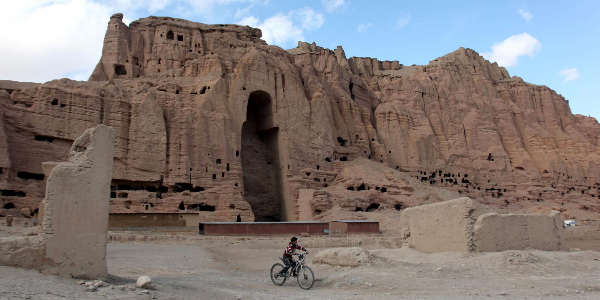 Eine leere Nische einer Buddha-Statue in dem Sandsteinfelsen im afghanischen Bamian