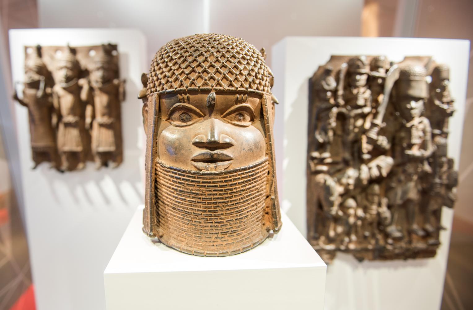 Drei Bronzen aus dem Benin in Westafrika