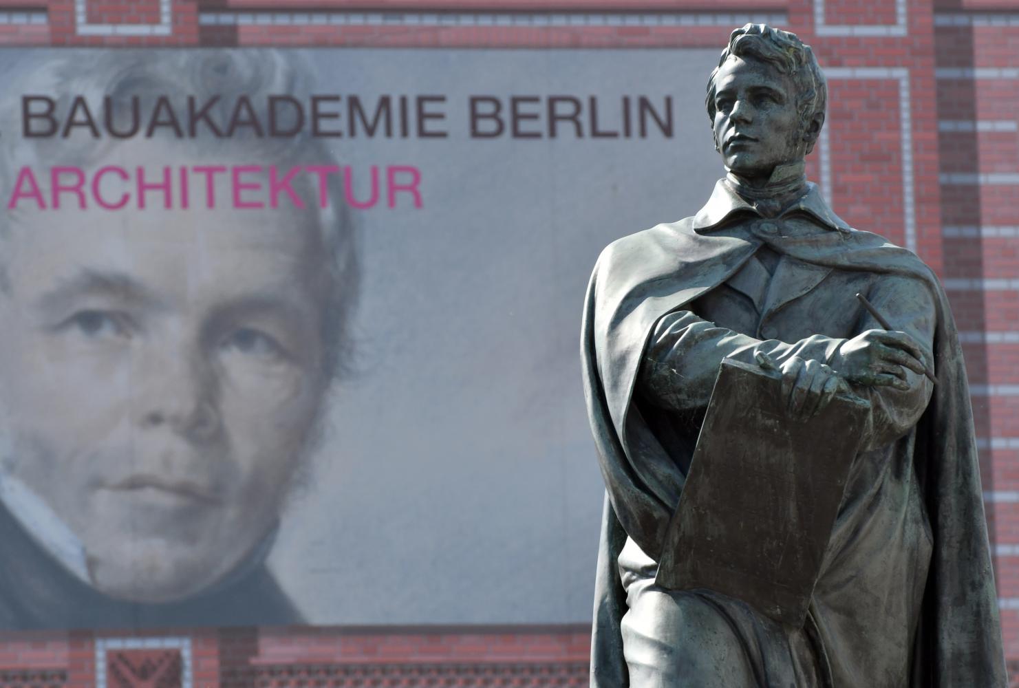 Denkmal von Karl Friedrich Schinkel vor der Bauakademie in Berlin