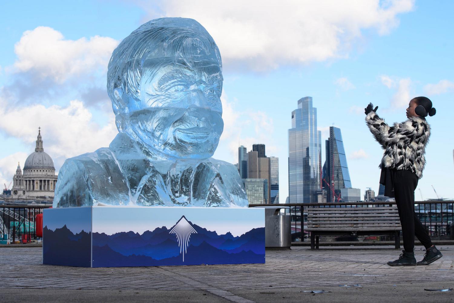 Kunst nur draußen: Eine Frau fotografiert im Februar in London eine Eisskulptur des britischen Tierfilmers David Attenborough. Museen und Galerien sind weiterhin geschlossen