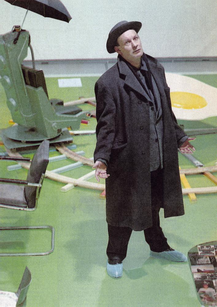 Martin Kippenberger in der Installation 'The Happy End of Franz Kafka's Amerika' im Museum Boijmans van Beuningen, Rotterdam 1994