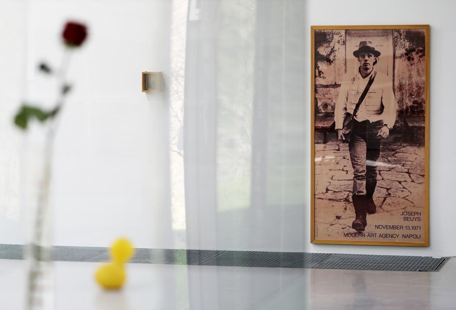 Das Bild "La rivoluzione siamo Noi", das Joseph Beuys zeigt, hängt hinter Vitrinen an der Wand. Zum 100. Geburtstag hat der Künstler Tony Cragg über 20 Werke von Beuys für die Ausstellung "Joseph Beuys - Perpetual Motion" zusammengestellt. Die Ausstellung findet vom 28.03. bis 20.06.2021 im Skulpturenpark statt
