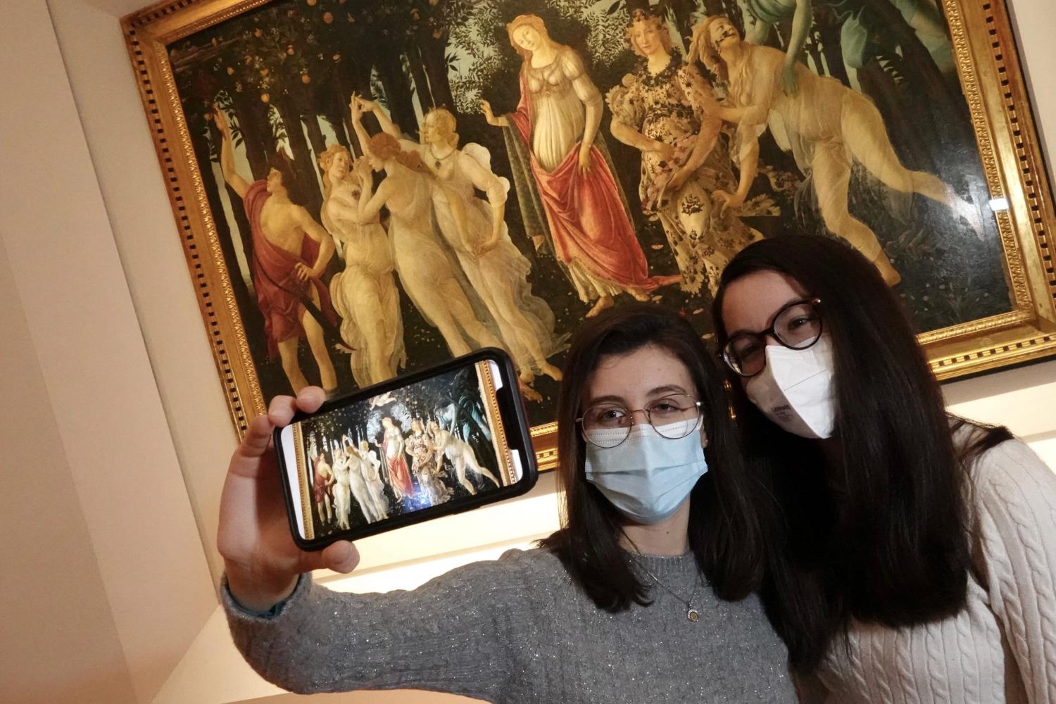 Besucherinnen vor dem Botticellis "Primavera" (etwa um 1480) in den Uffizien in Florenz