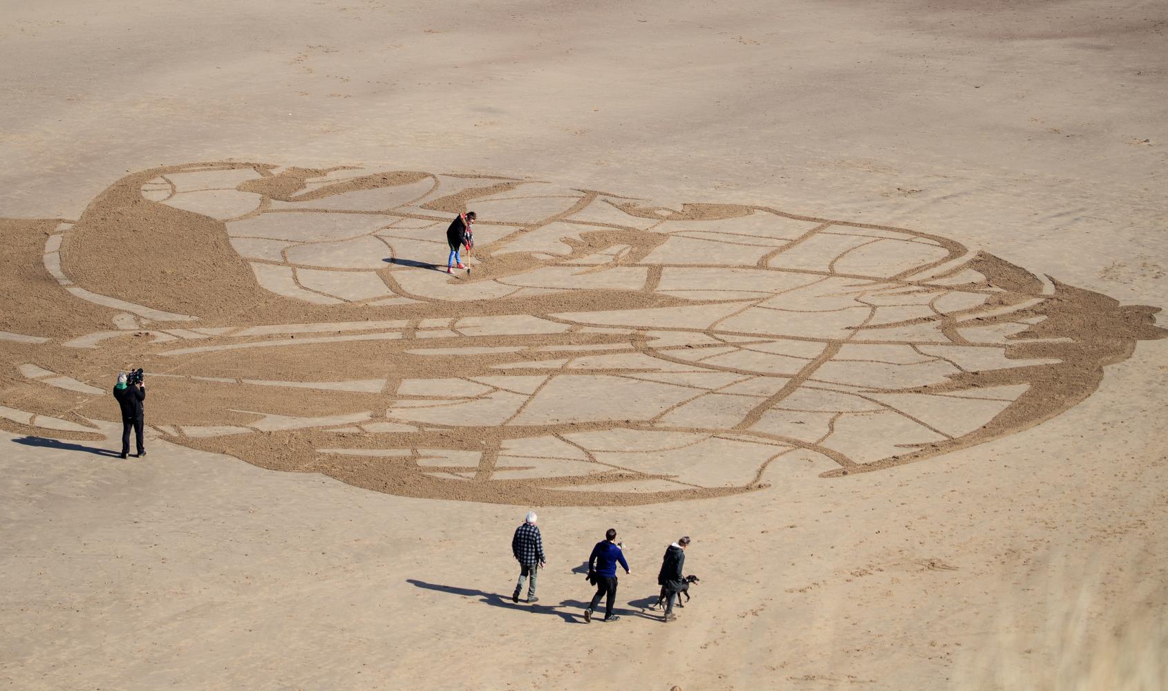 Ein etwa 60 Meter breites Sandporträt der zwölfährigen Ansha aus Äthiopien am britischen Whitby Beach. Das Bild soll zeigen, wie der Zugang zu Wasser und der Klimawandel die ärmsten Menschen der Welt bedroht