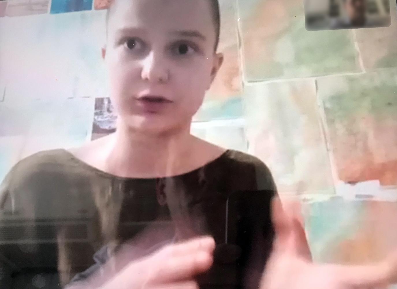 Künstlerin Julia Zwetkowa ist auf dem Bildschirm eines iPad während des Video-Chats