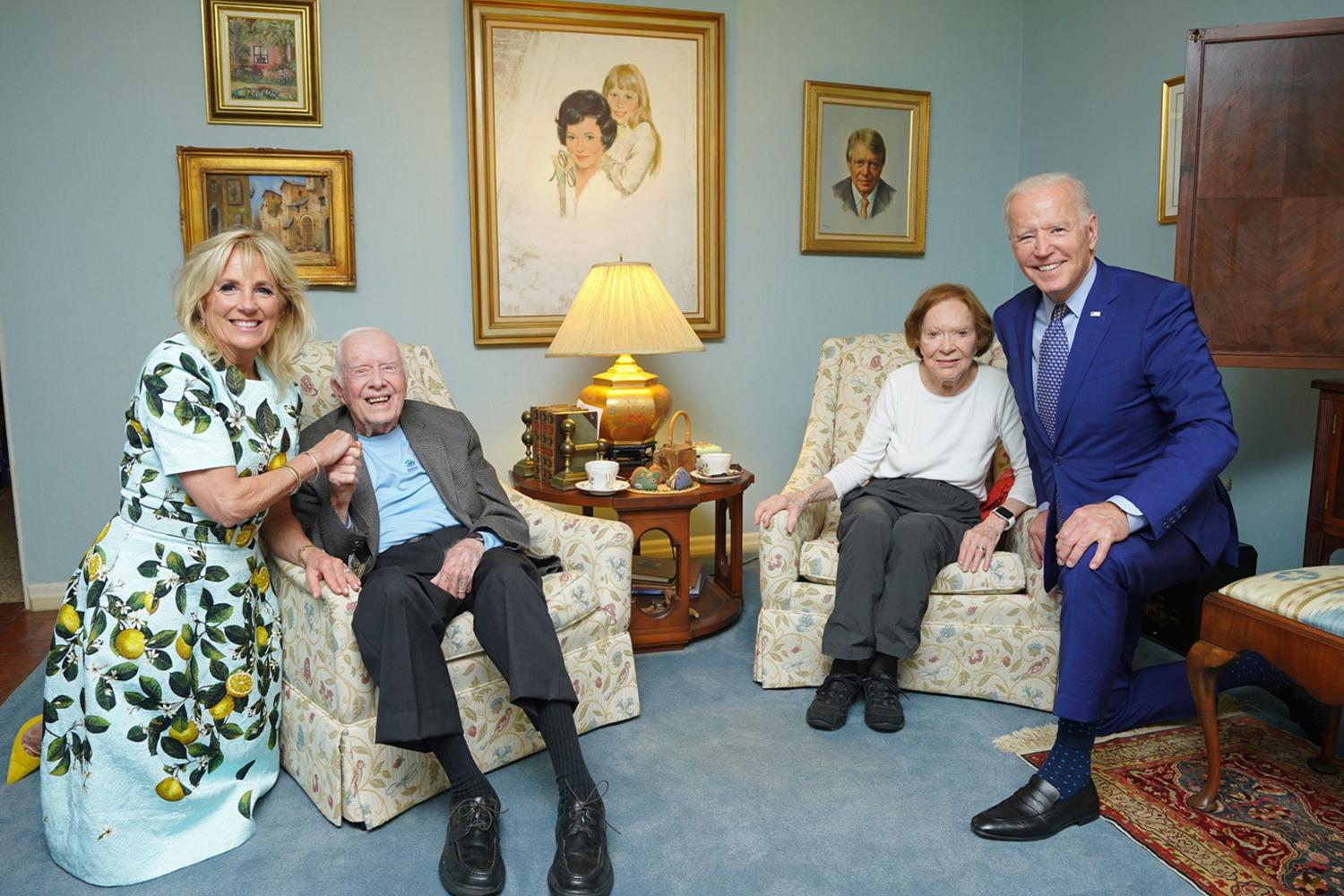Von links: Jill Biden, First Lady der USA, Jimmy Carter, ehemaliger Präsident der USA, seine Frau Rosalynn Carter, ehemalige First Lady der USA, und Joe Biden, Präsident der USA, sitzen im Haus der Carters für ein gemeinsames (ziemlich verstörendes) Foto zusammen