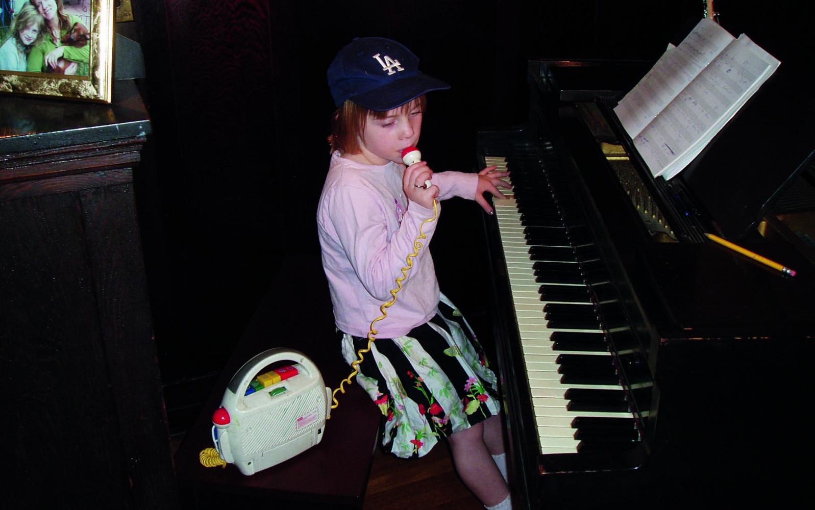Musikinstrumente und Mikrofone tauchen in vielen der frühen Kindheitsfotos auf
