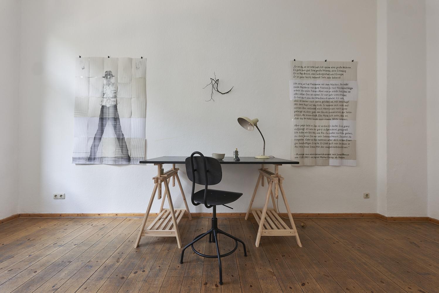 Installationsansicht "Beuys, Rückruf: Dringend!", Wohnzimmer 