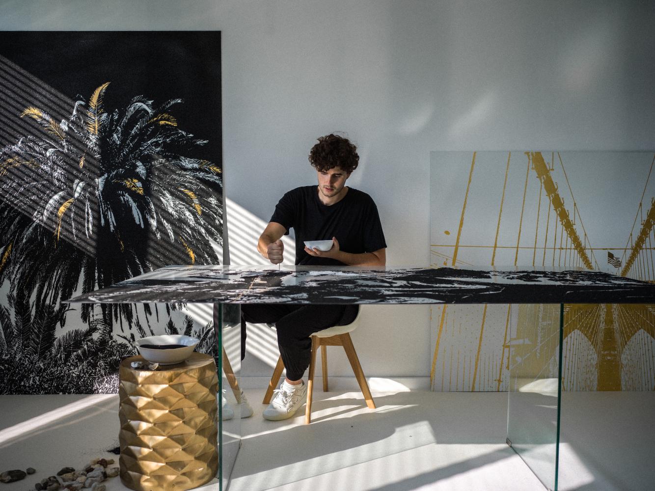 Tim Bengel bei der Arbeit in seinem Esslinger Atelier, 2018