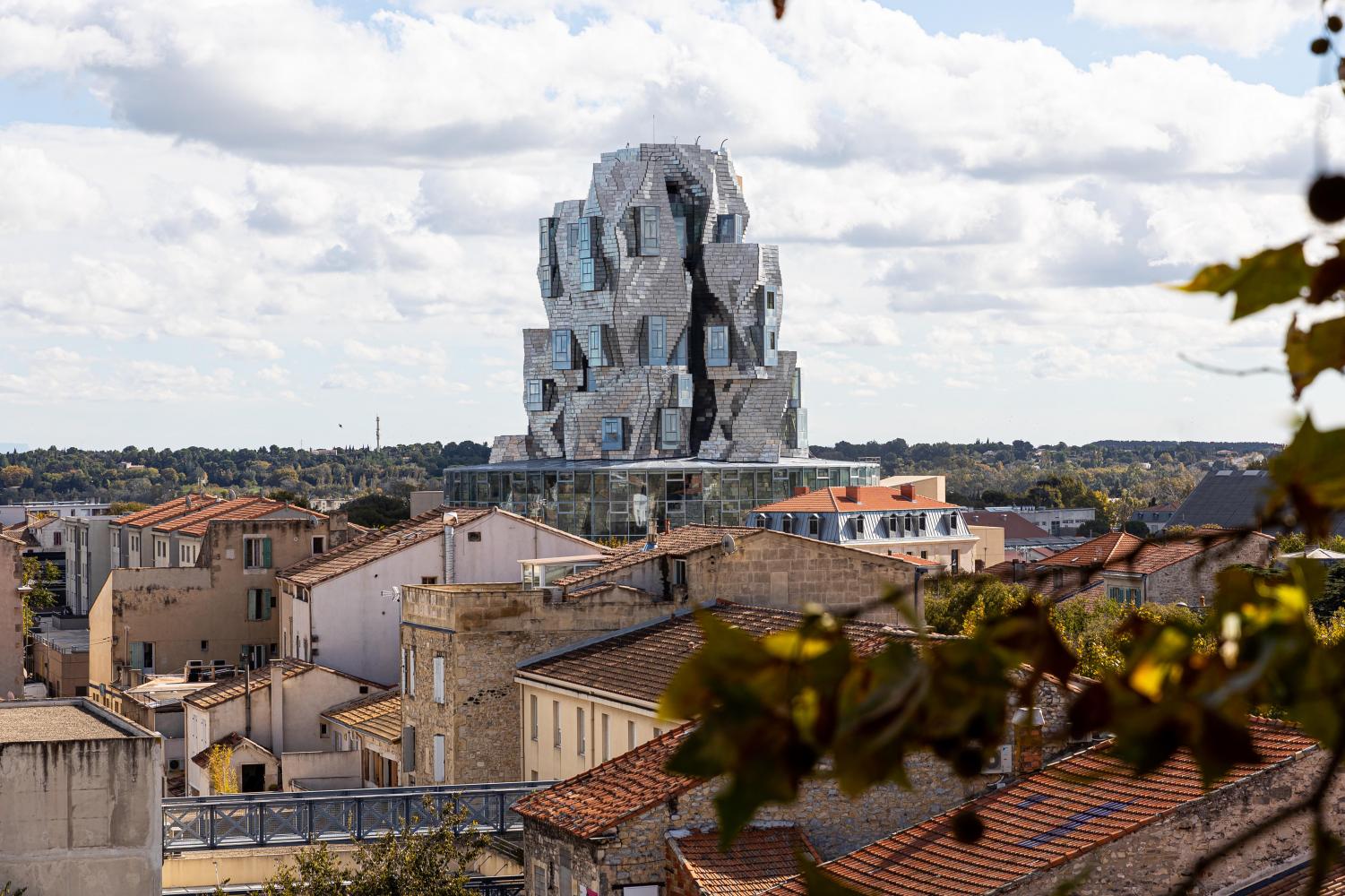  Der Luma Foundation Turm des Architekten F. Gehry ragt über die Dächer von Arles