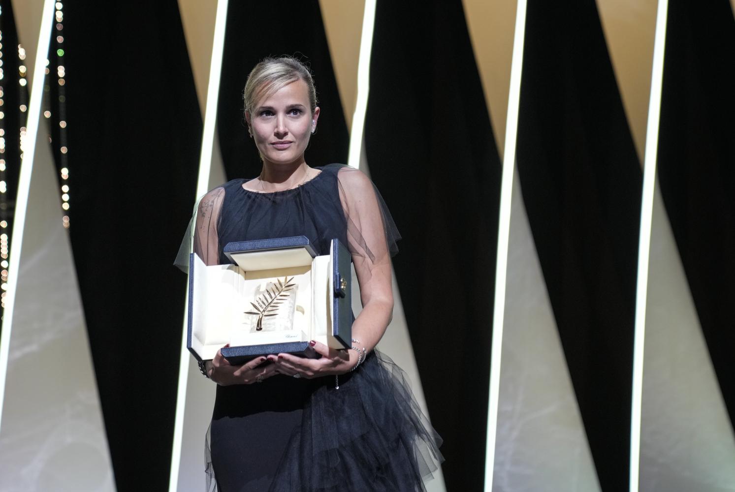 Regisseurin Julia Ducournau hält die Goldene Palme für den Film "Titane"