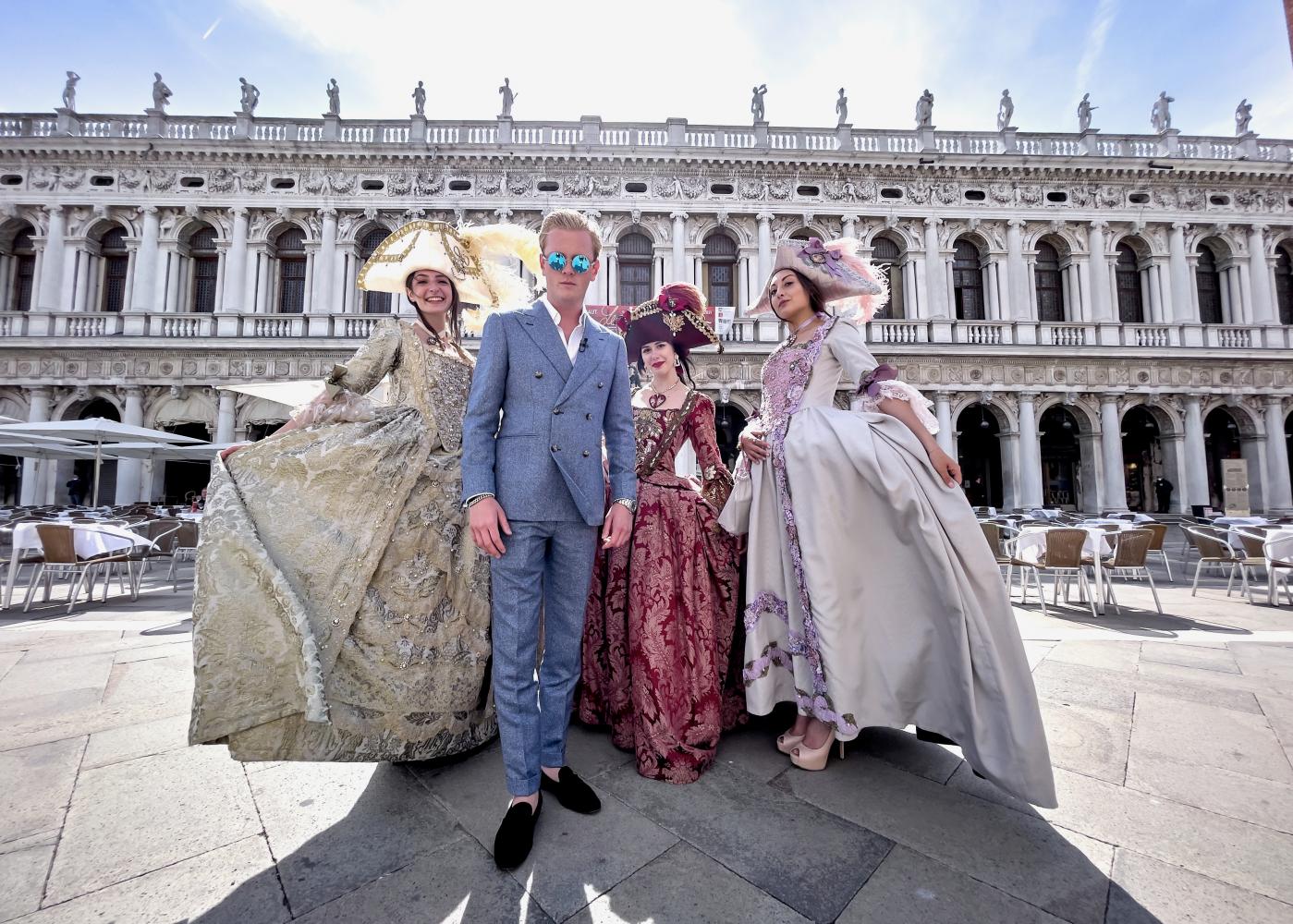  Leon Löwentraut, Künstlerdarsteller, mit venezianisch kostümierten Damen am Markusplatz in Venedig