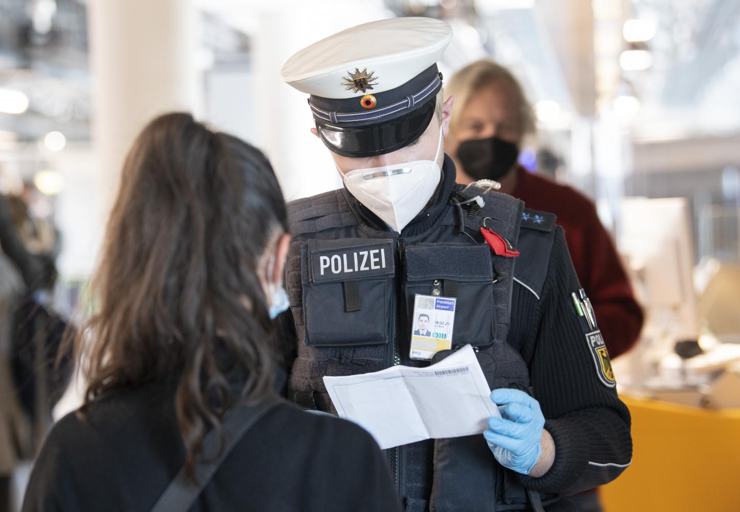 Die Bundespolizei kontrolliert am Flughafen Frankfurt Reisende, die zuvor mit einem Flug aus Palma de Mallorca nach Deutschland zurückgekehrt waren