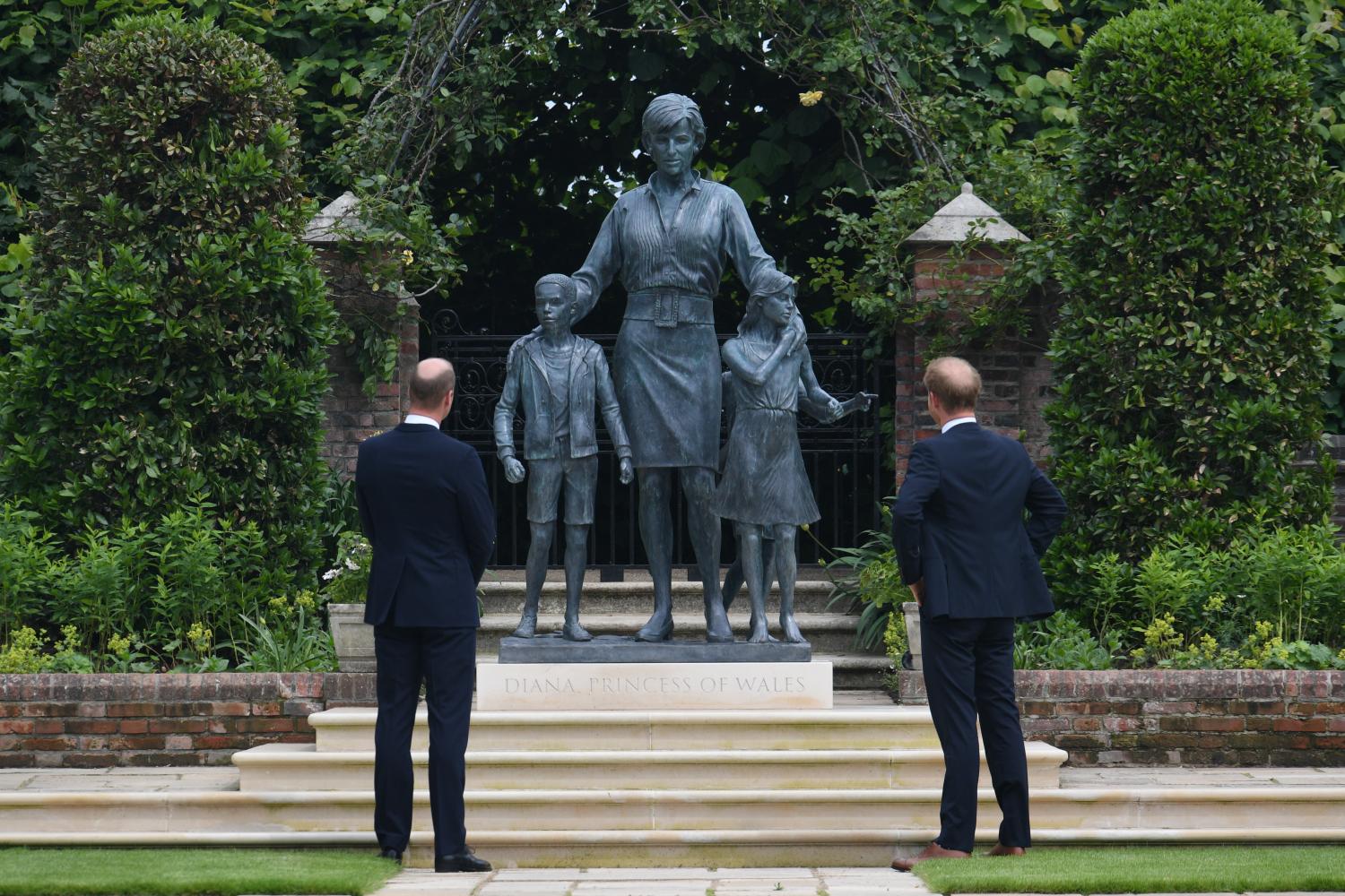 Prinz William und Prinz Harry enthüllen Diana Statue