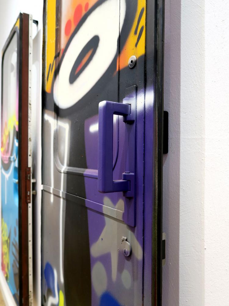 1UP "Gleisdreieck", 2021, 68 x 188 cm, Spraylack auf U-Bahn-Tür