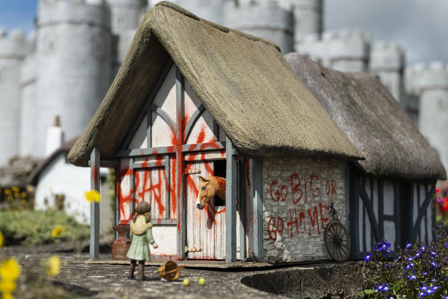Banksy-Werk an einem der Modellhäuser im Merrivale Model Village