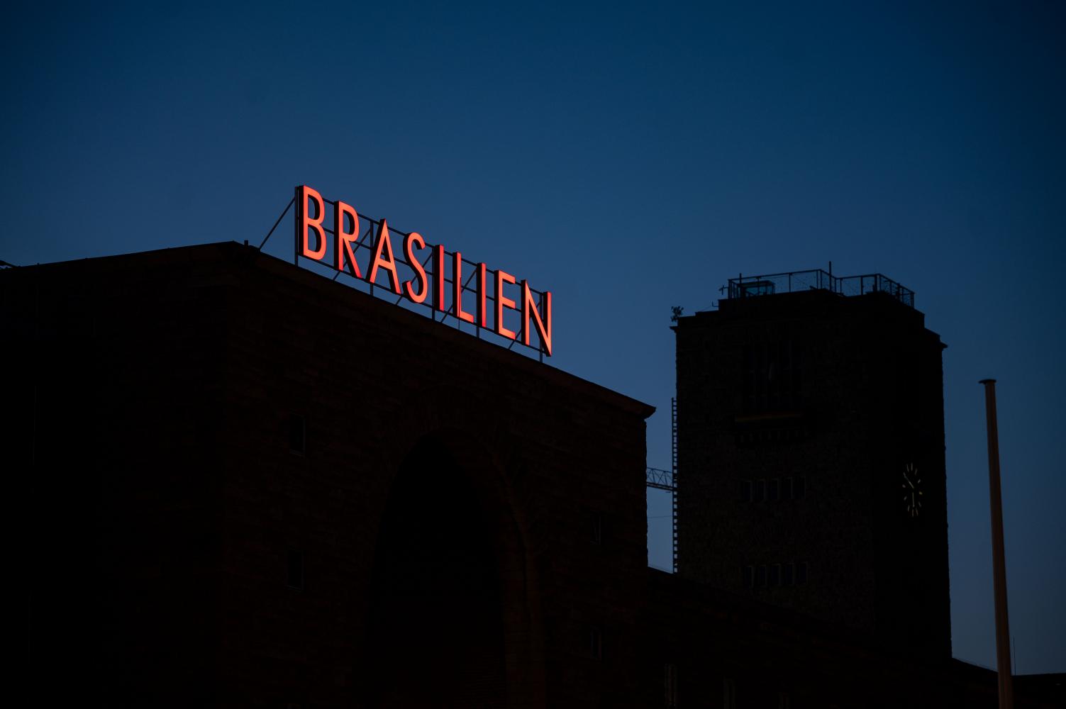 Das Wort "Brasilien" leuchtet auf dem Dach des Stuttgarter Hauptbahnhofs