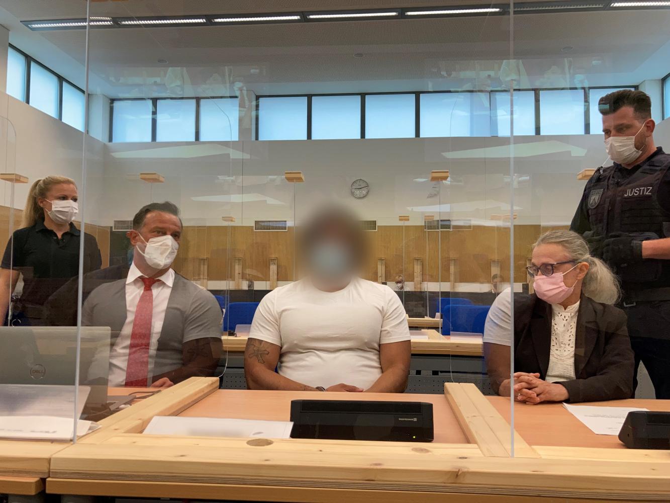 Einer der mutmaßlichen Täter sitzt als Angeklagter zum Auftakt des Prozesses um den versuchten Raub des Trierer Goldschatzes im Landgericht