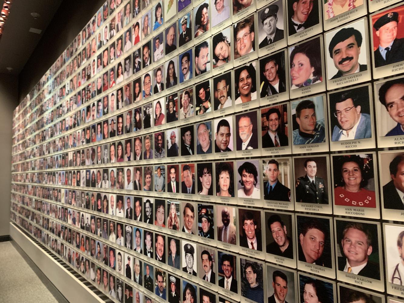 Fotos von Opfern der Anschläge des 11. September hängen im Gedenkraum des 9/11 Museums in New York