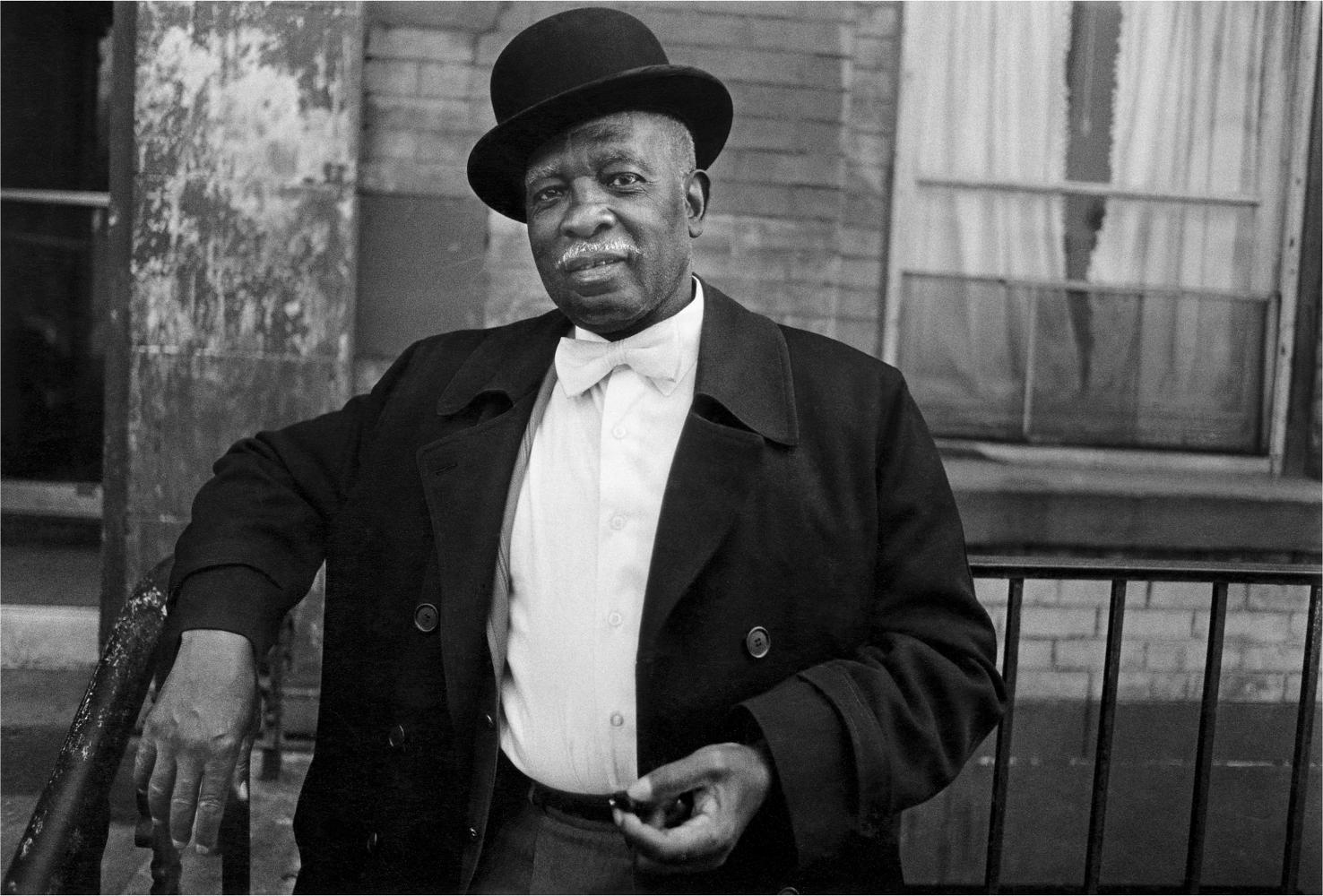 Dawoud Bey "A Man in a Bowler Hat, Harlem NY", aus der Serie "Harlem", 1977