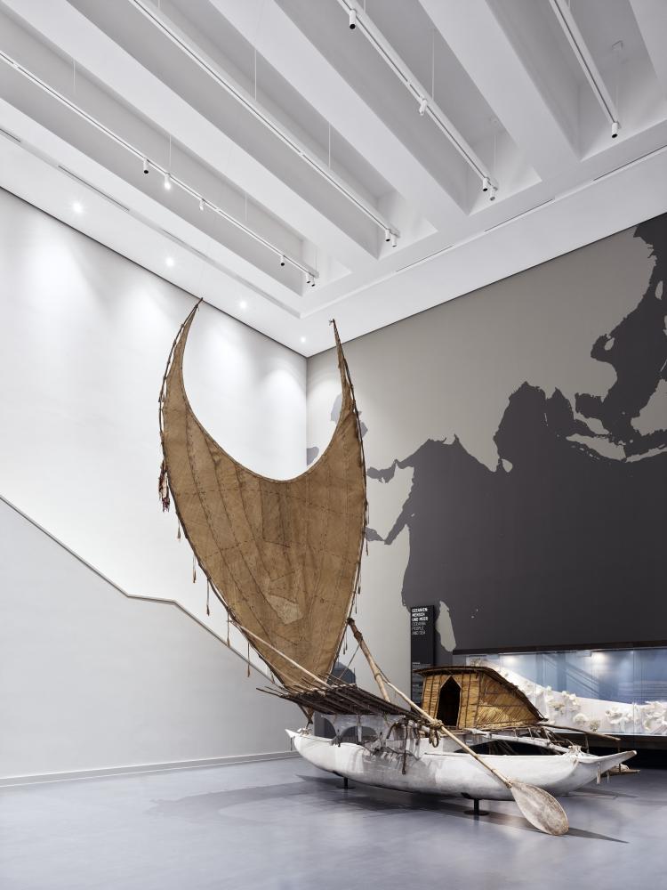 Auslegerboot von den Santa-Cruz-Inseln (Salomonen) im Modul "Ozeanien: Mensch und Meer. Ein Meer von Inseln" des Ethnologischen Museums im Humboldt Forum