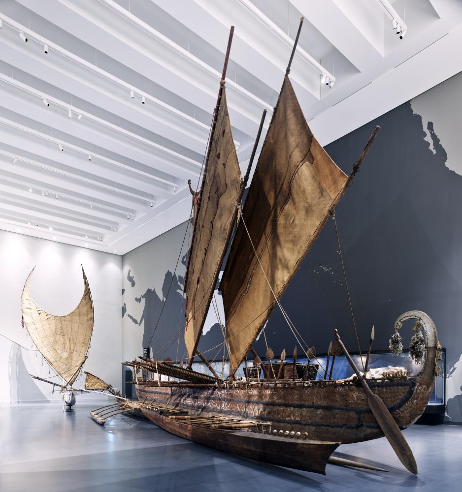Großes Auslegerboot von der Insel Luf (Bismarck-Archipel, Papua Neuguinea) im Modul "Ozeanien: Mensch und Meer. Ein Meer von Inseln" des Ethnologischen Museums im Humboldt Forum