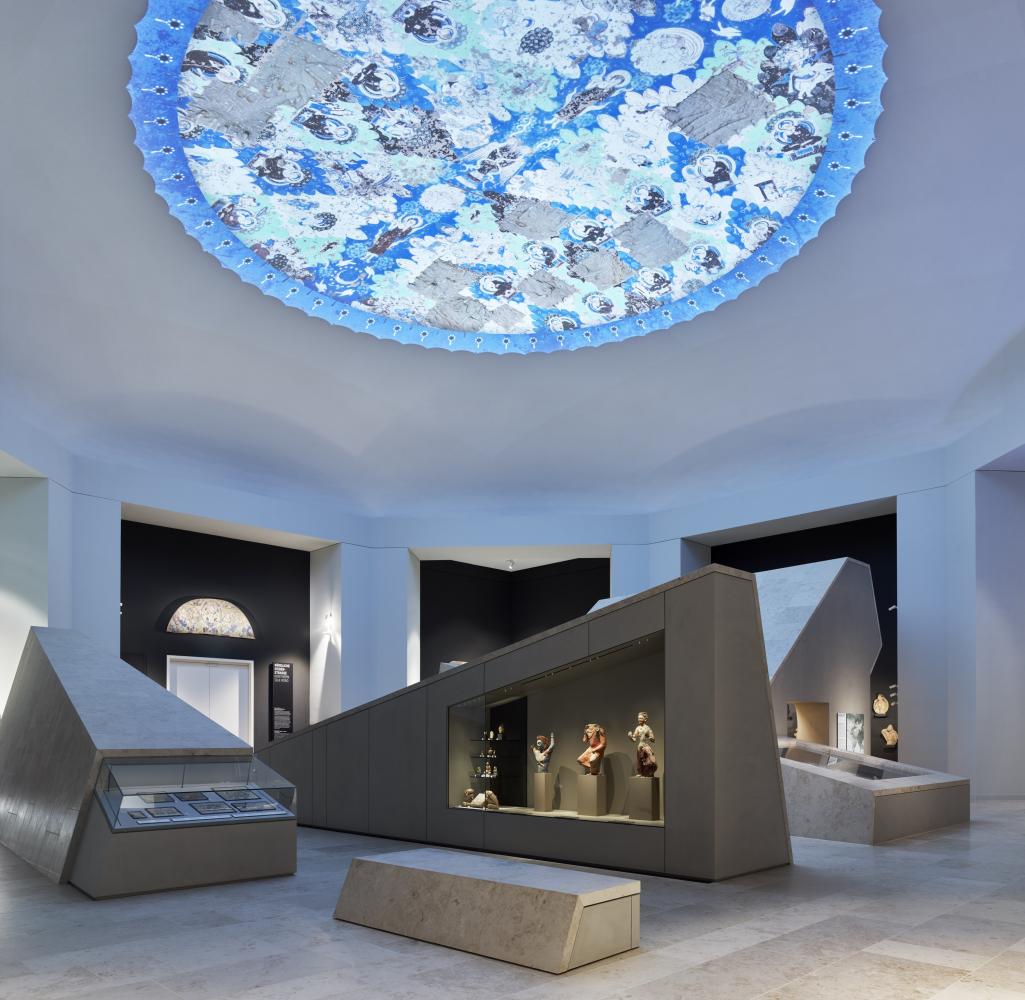 Ausstellungsansicht des im Kuppelraum befindlichen Moduls "Turfan Sammlung Zentralasien" des Museums für Asiatische Kunst im Humboldt Forum 