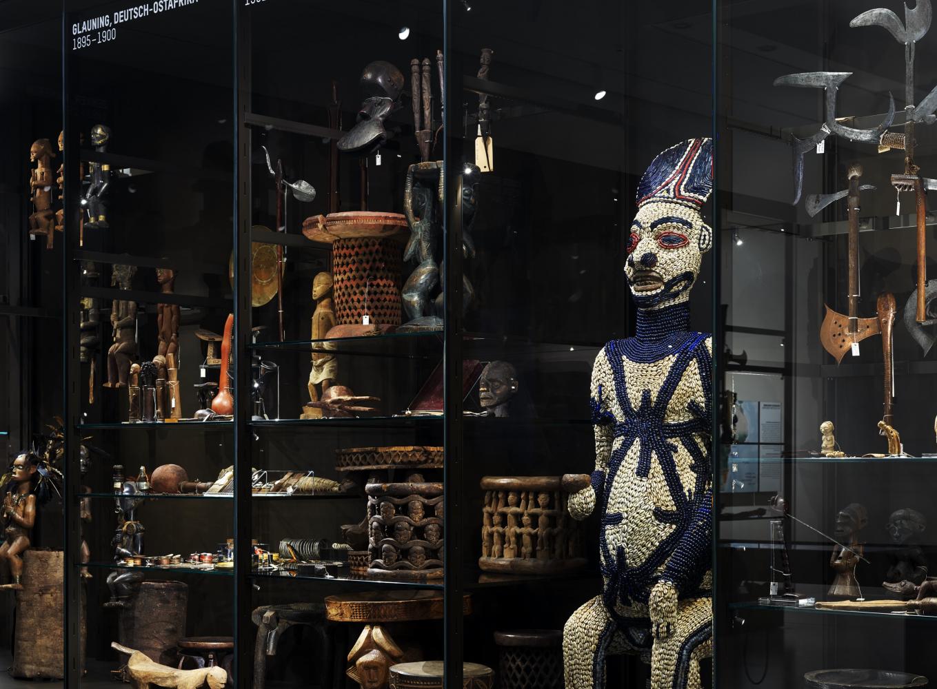 Ausstellungsansicht des Moduls "Schaumagazin Afrika. Objektaneignung und Afrika-Illusionen" des Ethnologischen Museums im Humboldt Forum